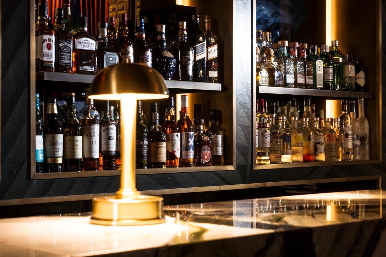 Regie Ottoman Istanbul - Special Category Hotel Buitenkant foto The bar at the London Edition
