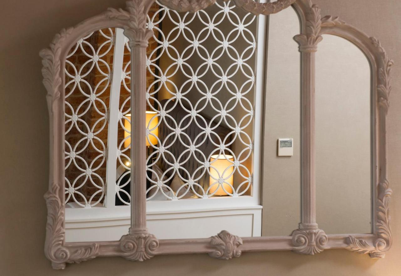 Regie Ottoman Istanbul - Special Category Hotel Buitenkant foto A mirror with a decorative etched glass